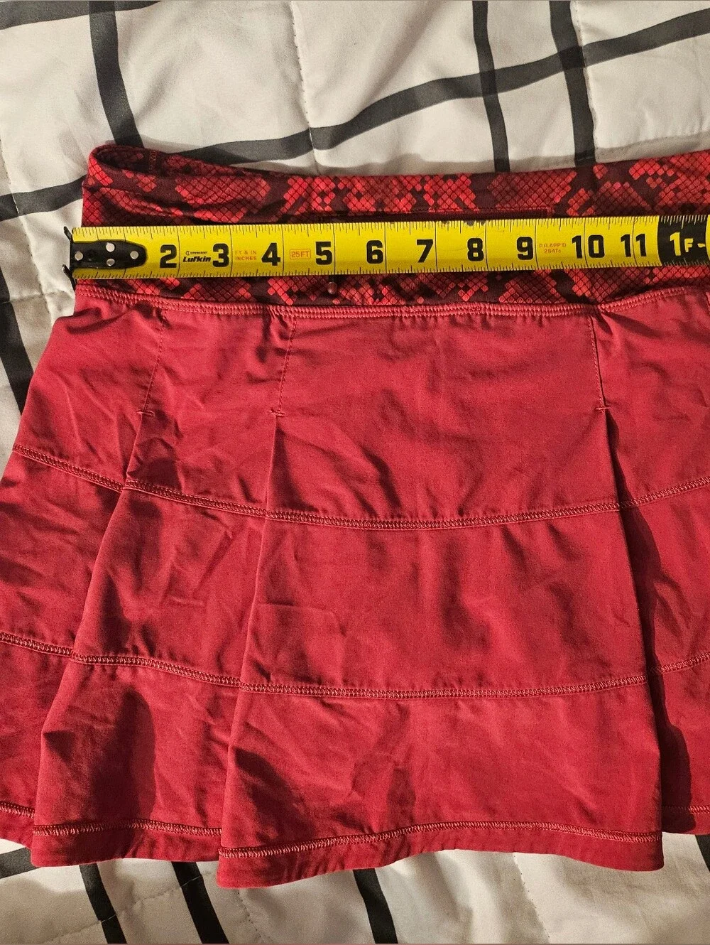 Lululemon Pace Rival Skirt Size 4 Cranberry 4-Way Stretch Mini Ziggy Snake